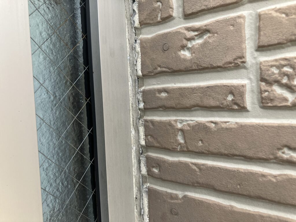 「シーリング材が痩せて細くなっている肉やせの例」