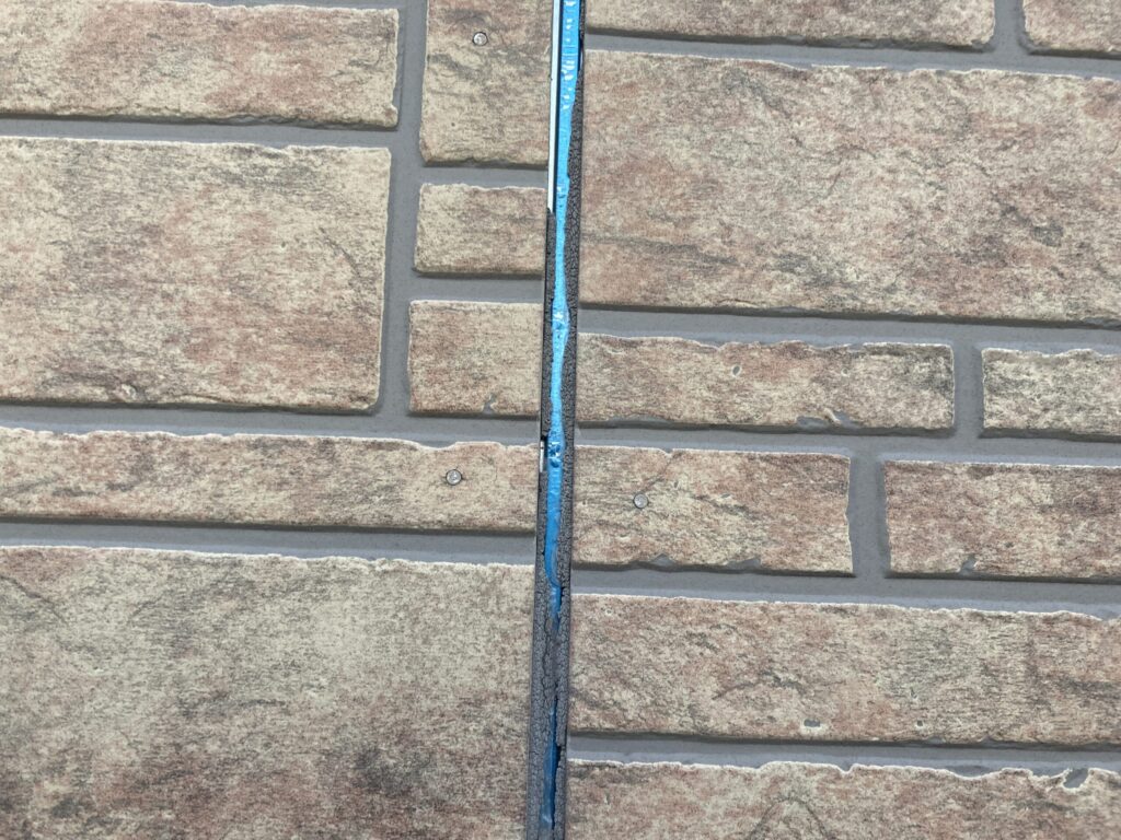 「シーリングが破断し大きな隙間ができている状態」