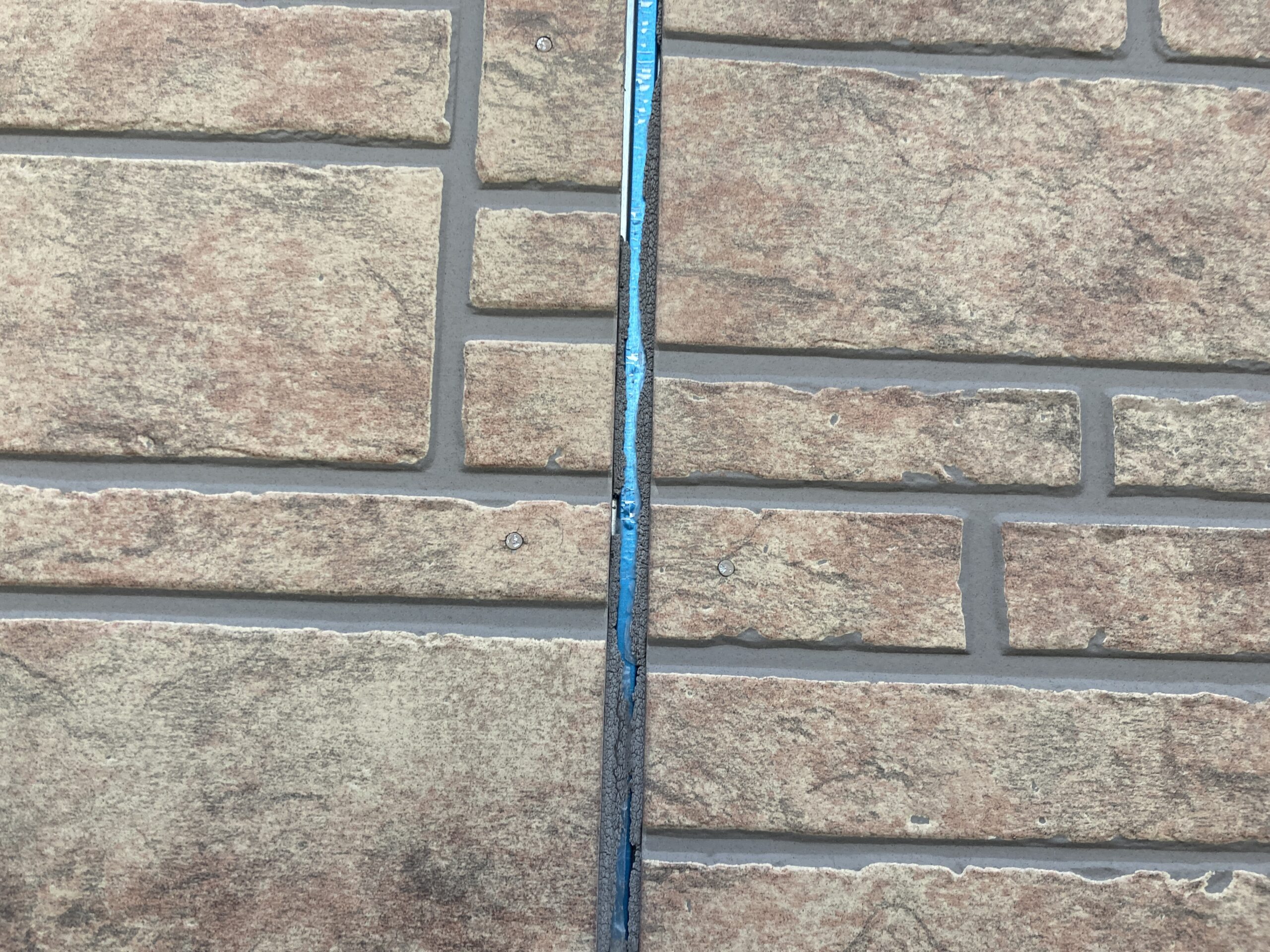 シーリングが破断し大きな隙間ができている状態