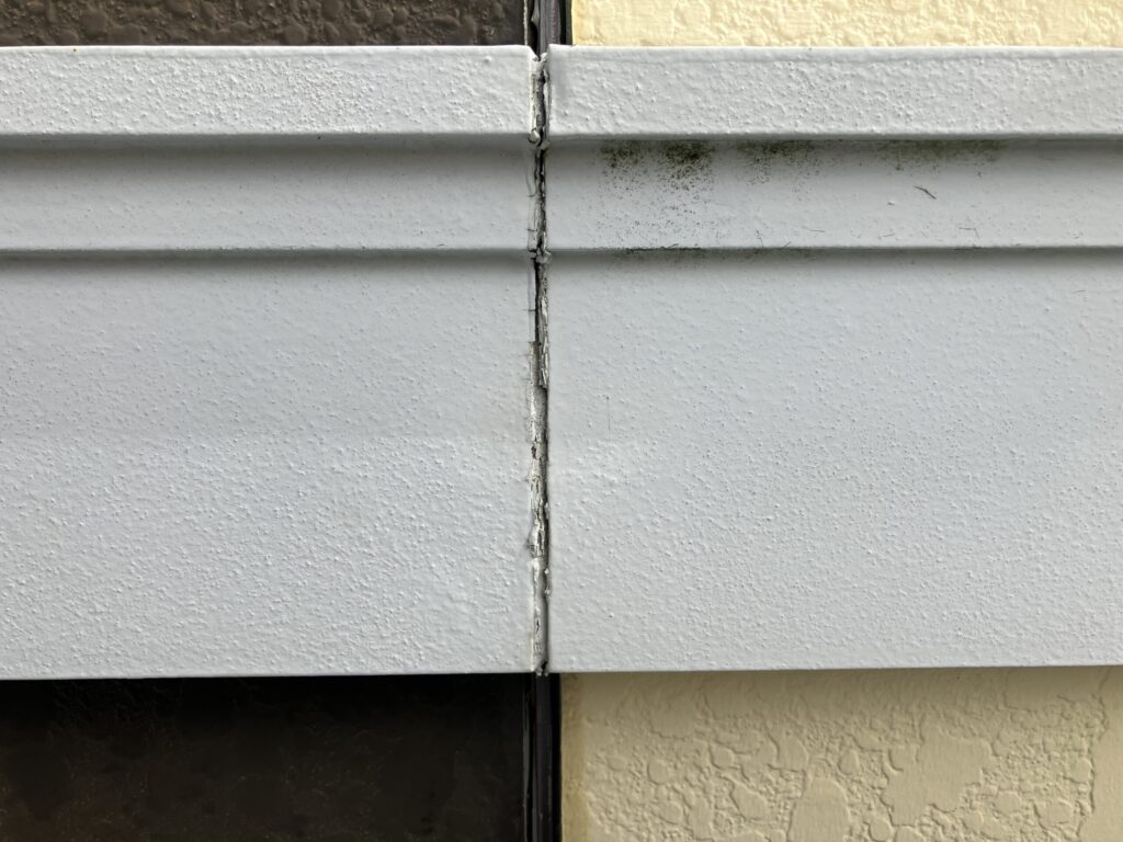 シーリング材のひび割れ(クラック)を示す画像。打ち替えの必要性を判断する材料になる劣化症状
