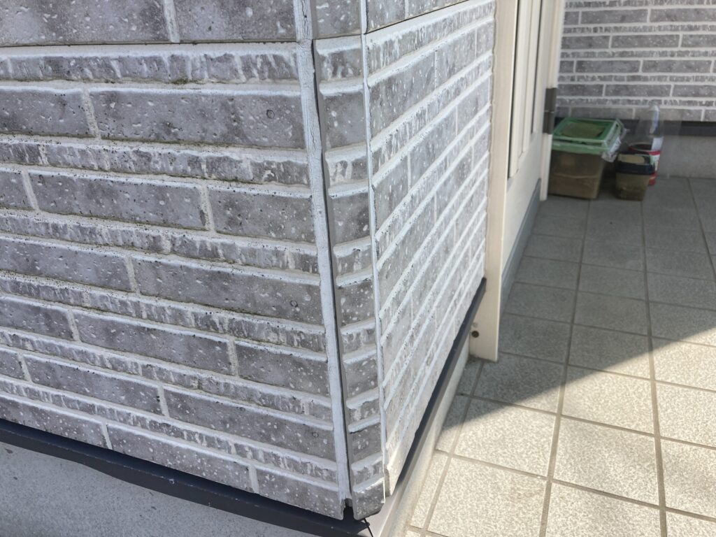 「シーリング材が外壁から剥離して浮いている様子」