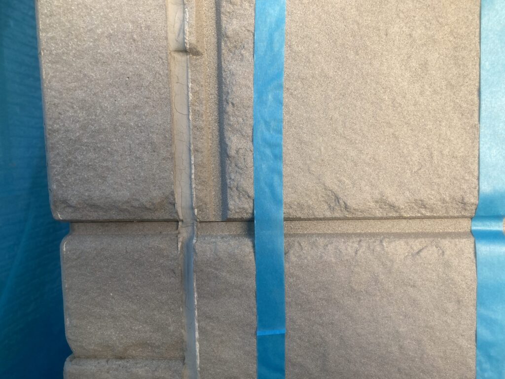 外壁サイディング目地のコーキングにチョーキングが発生している初期劣化状態