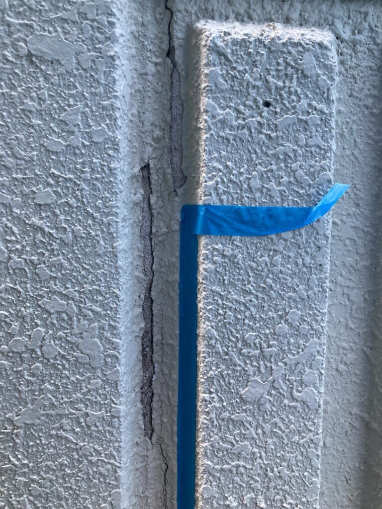 コーキングにひび割れが発生し雨水が入り始める外壁目地の劣化状態