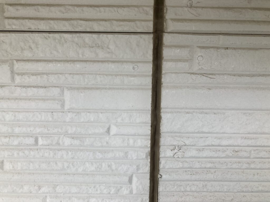 弾力を失い硬化が進んだ外壁コーキングの劣化状態