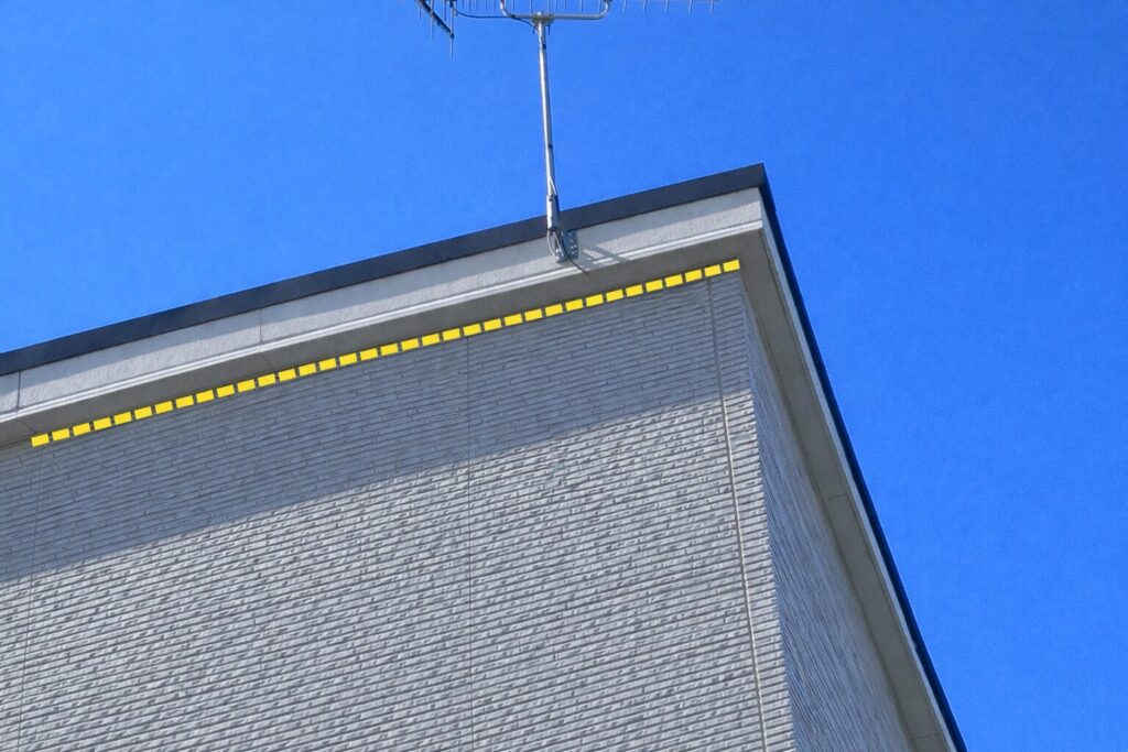 外壁サイディングと軒天が交わる入隅部分のコーキングを実測する位置