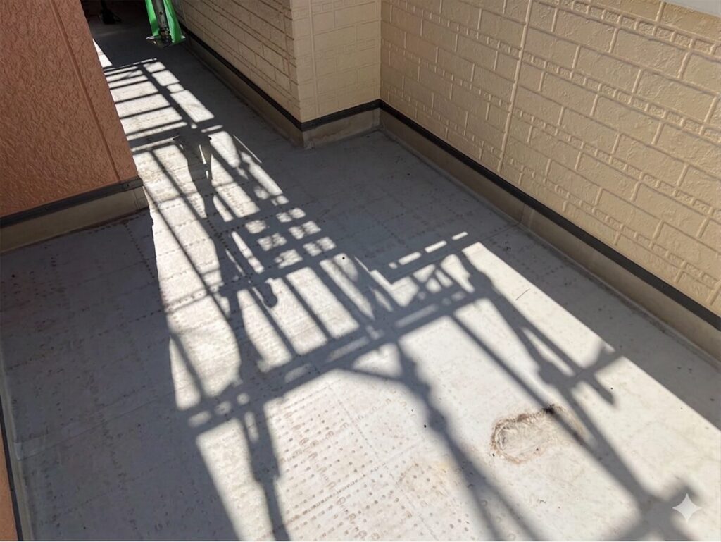 劣化したバルコニーのシート防水施工前の状態