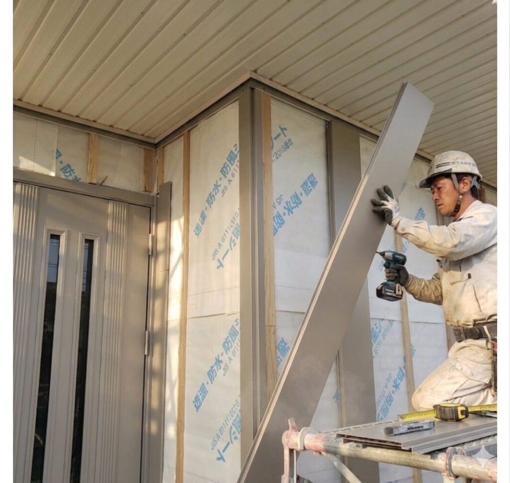 外壁カバー工法(重ね張り)でサイディングを施工している職人の様子