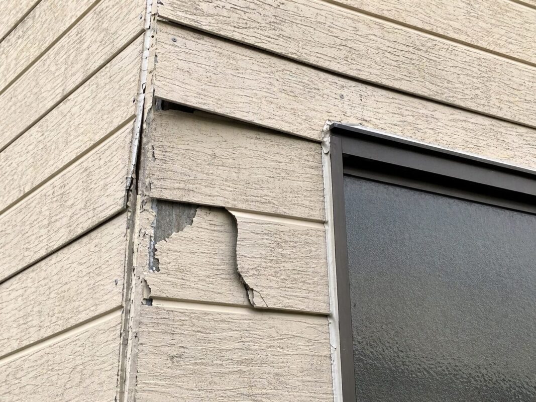 外壁塗装を30年してないサイディング外壁の剥がれ・浮き・欠損の実例｜塗膜が剥離してコーナー部が破損し下地が露出した状態