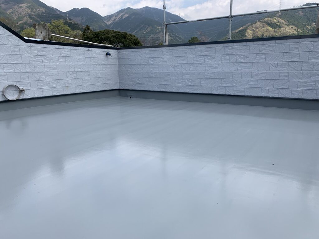 「屋上のウレタン防水を施工し、均一で美しい仕上がりになった施工後の状態」