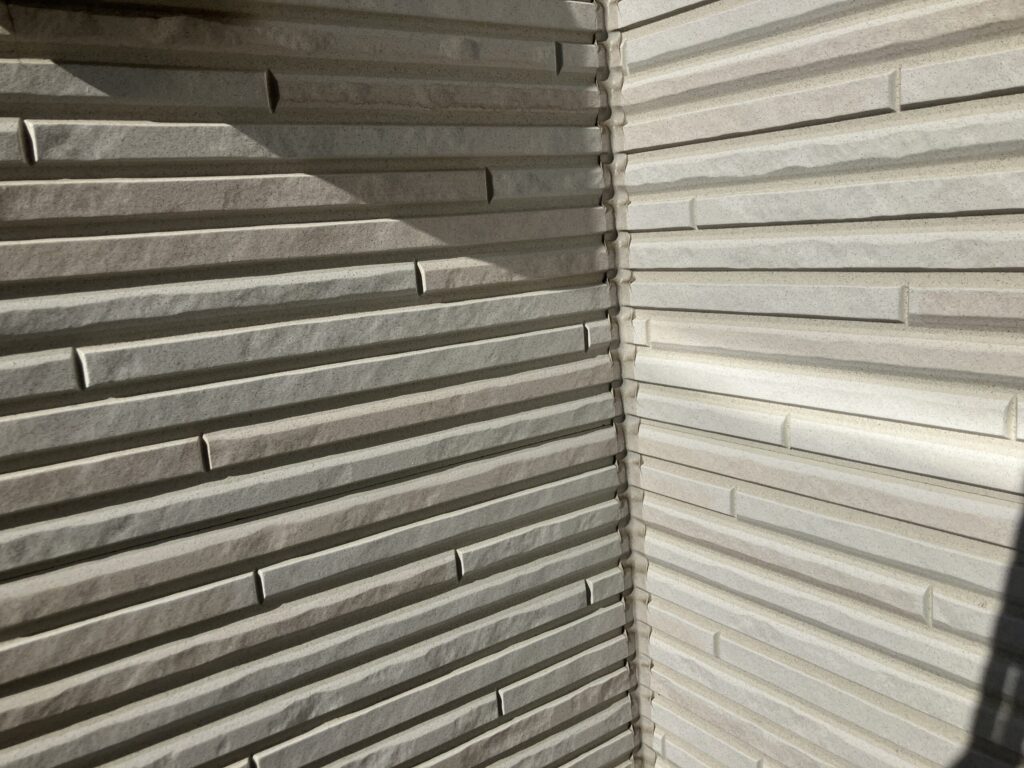 サイディング外壁の入隅部分に施工されている縦方向のコーキングを近くから撮影した写真