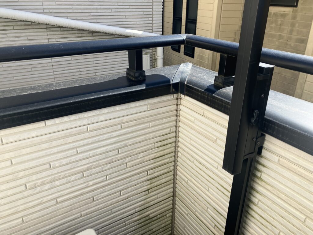 バルコニー手すりの入隅部分に施工されているコーキングの様子