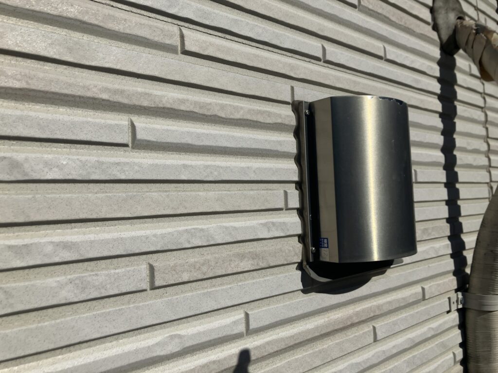 外壁に設置された換気ガラリ廻りに施工されているコーキングの様子