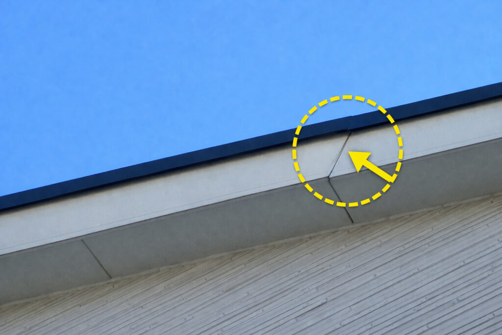 破風板の継ぎ目に施工されているコーキングの実測対象箇所